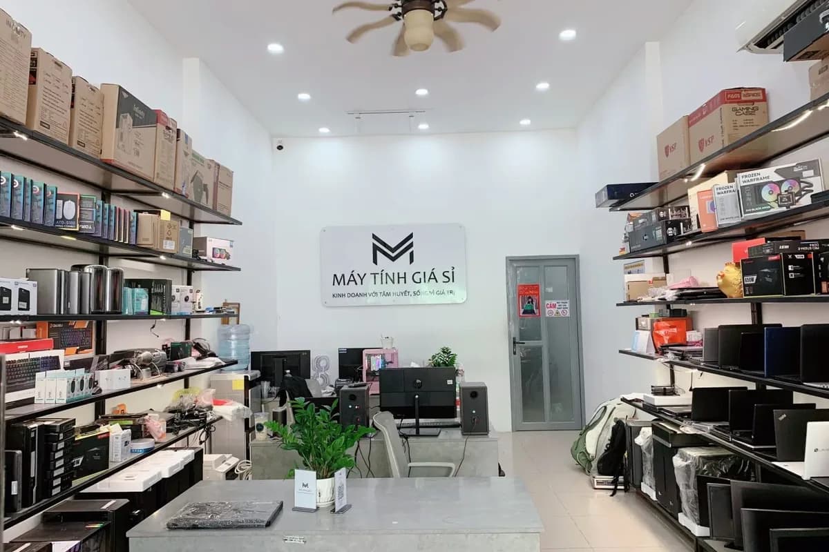 Khu trưng bày của Máy Tính Giá Sỉ với hai dãy kệ linh kiện máy tính