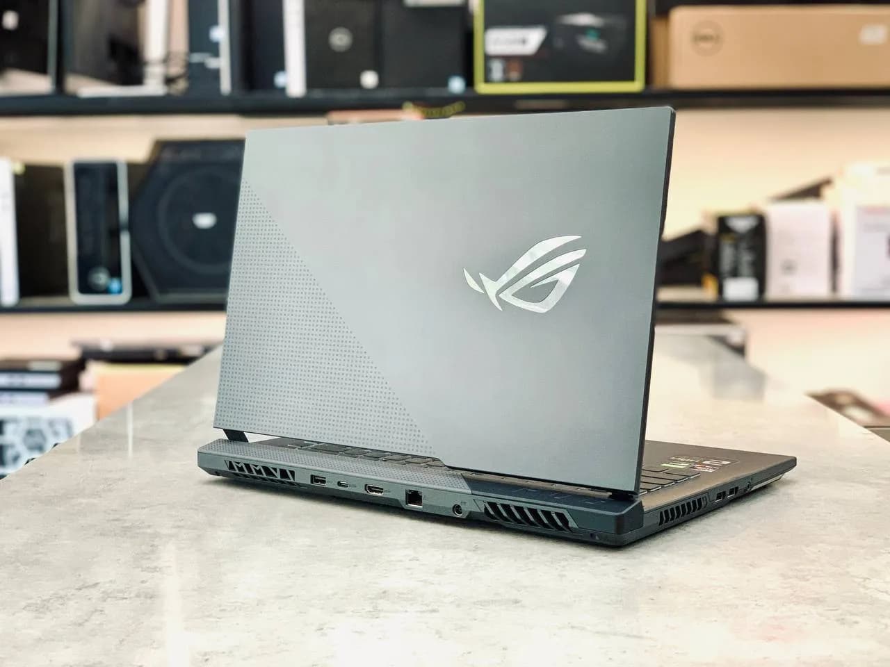 Ảnh minh họa ROG Strix cũ: gaming laptop mạnh mẽ, đáng mua năm 2025