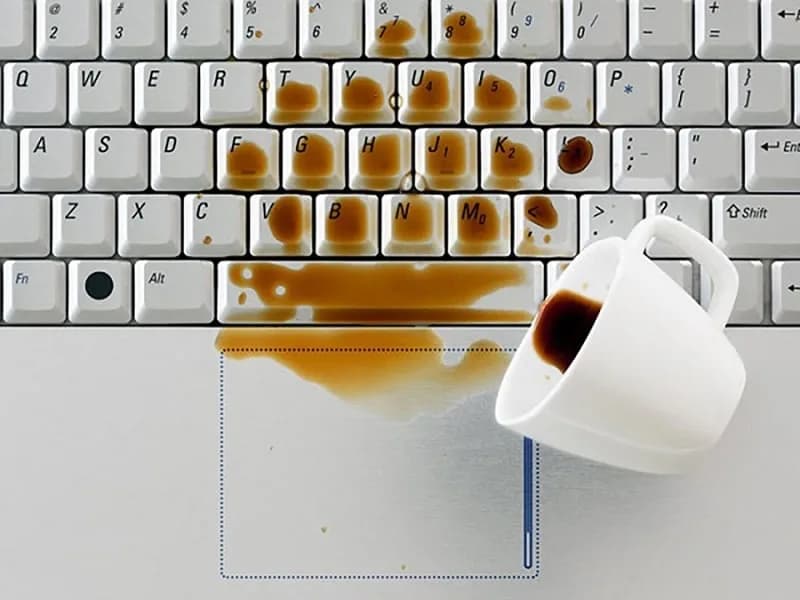 Mẹo bảo vệ laptop cũ tránh thức ăn và nước đổ