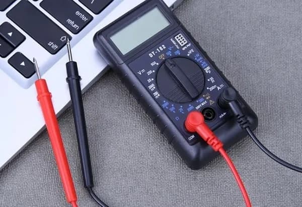 Cách dùng multimeter để kiểm tra adapter laptop