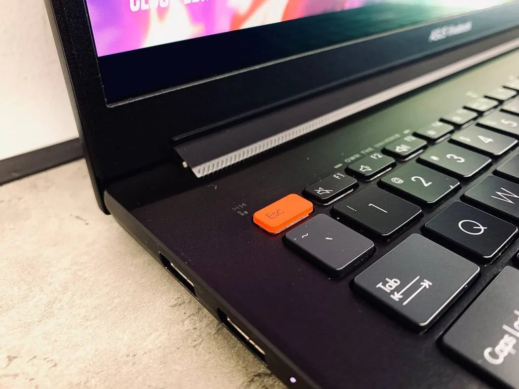 Asus Vivobook M7600 - 29 Asus-vivobook-m7600-12