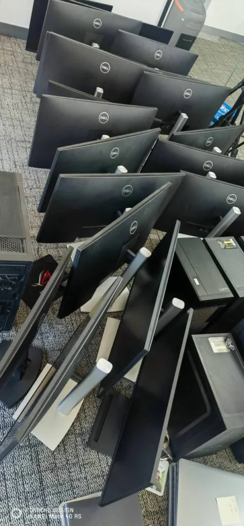 Kiểm Tra Laptop Cũ Giá Rẻ Để Tránh Hàng Kém Chất Lượng - 1 Laptop cũ