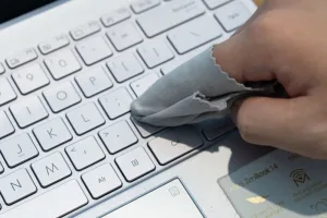 Cách bảo vệ bàn phím laptop cũ