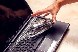 Mẹo Bảo Vệ Laptop Cũ. Tại Sao Không Nên Để Thức Ăn Và Nước Uống Gần Laptop Cũ? - 3 Mẹo bảo vệ laptop cũ