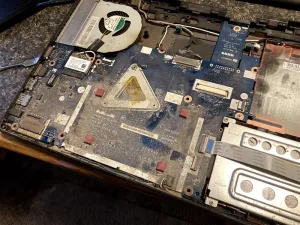 Hướng Dẫn Vệ Sinh Laptop Cũ Định Kỳ Để Duy Trì Hiệu Suất Tốt Nhất - 3 Vệ sinh laptop cũ định kỳ