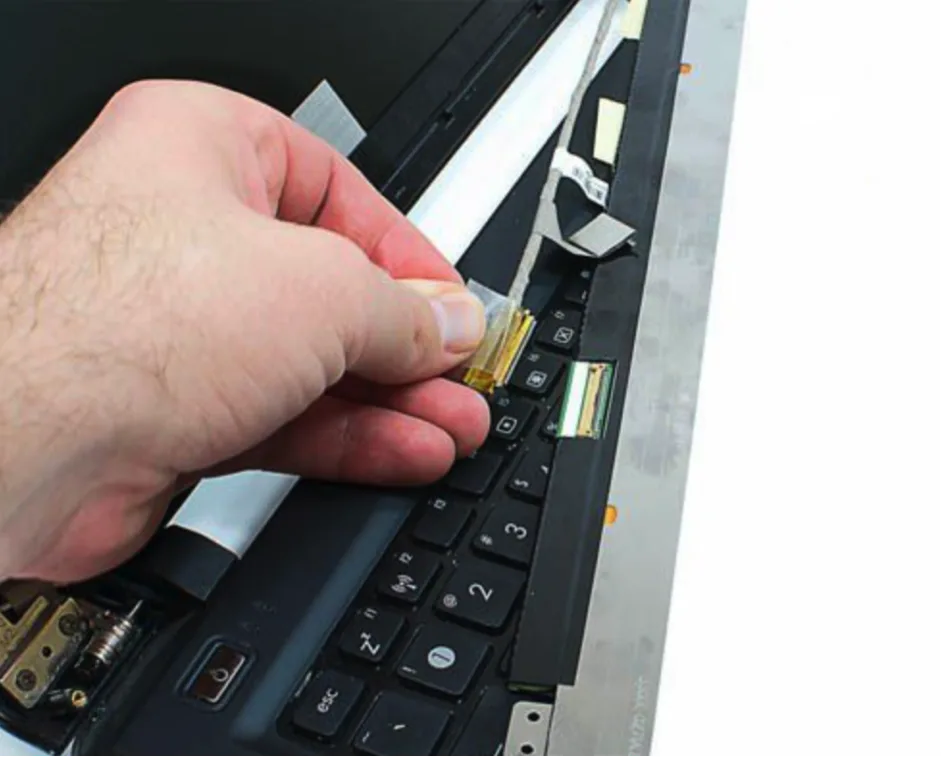 Laptop hàn lại cáp màn hình bị bung