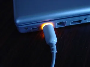 Laptop cắm sạc vào nhưng không lên đèn