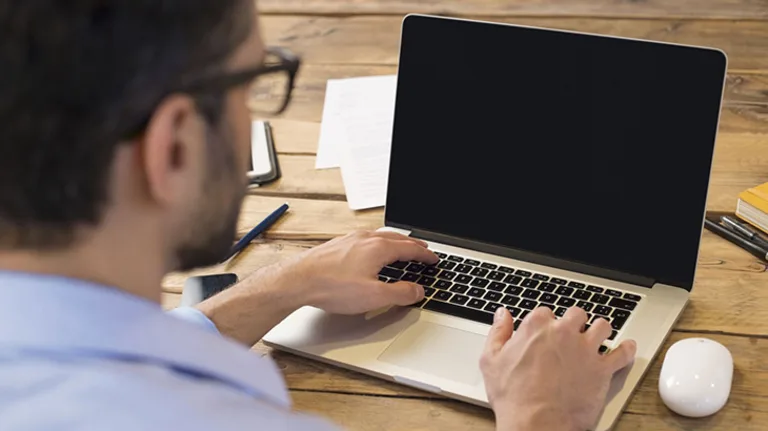 So Sánh Laptop Cũ Và Mới Cho Freelancer: Giải Pháp Nào Tốt? - 1 So sánh laptop cũ và mới cho freelancer