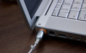 Cách Kiểm Tra Đầu Cắm, Dây Nguồn Khi Laptop Không Vào Điện - 4 Cách kiểm tra đầu cắm, dây nguồn khi laptop không vào điện