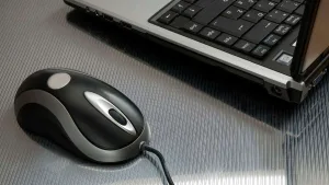 Laptop không nhận sạc sau khi vệ sinh hoặc rơi