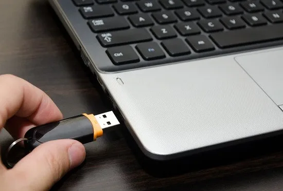 Cắm usb boot vào khiến máy đen màn hình