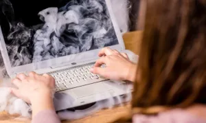 Mainboard Bị Chạm-Có Khiến Laptop Không Lên Màn? - 6 Mainboard bị chạm-có khiến laptop không lên màn