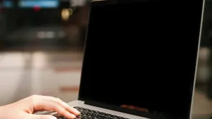 Cách xử lý khi đèn nguồn sáng nhưng màn hình tối đen