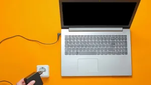 Laptop cắm sạc vào nhưng không lên đèn