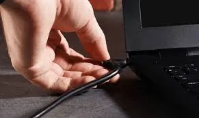 Kiểm Tra Và Thay Thế Adapter Khi Laptop Không Nhận Nguồn Điện - 2 Laptop không nhận nguồn điện khi cắm sạc