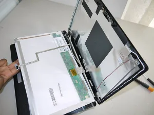 Laptop hàn lại cáp màn hình bị bung