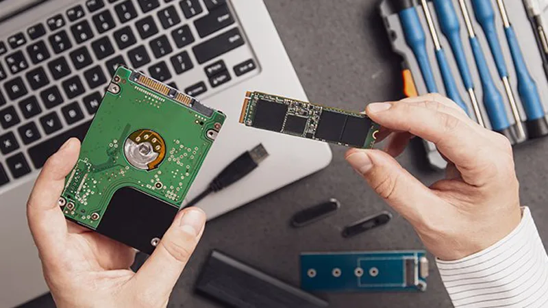 Laptop Cũ Giá Rẻ Có SSD 2025 – Nên Chọn SSD Hay HDD?