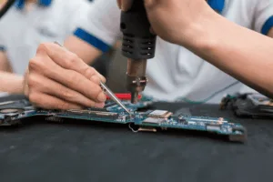 Ảnh minh họa cách sửa bàn phím laptop dell tại nhà kiểm tra an toàn